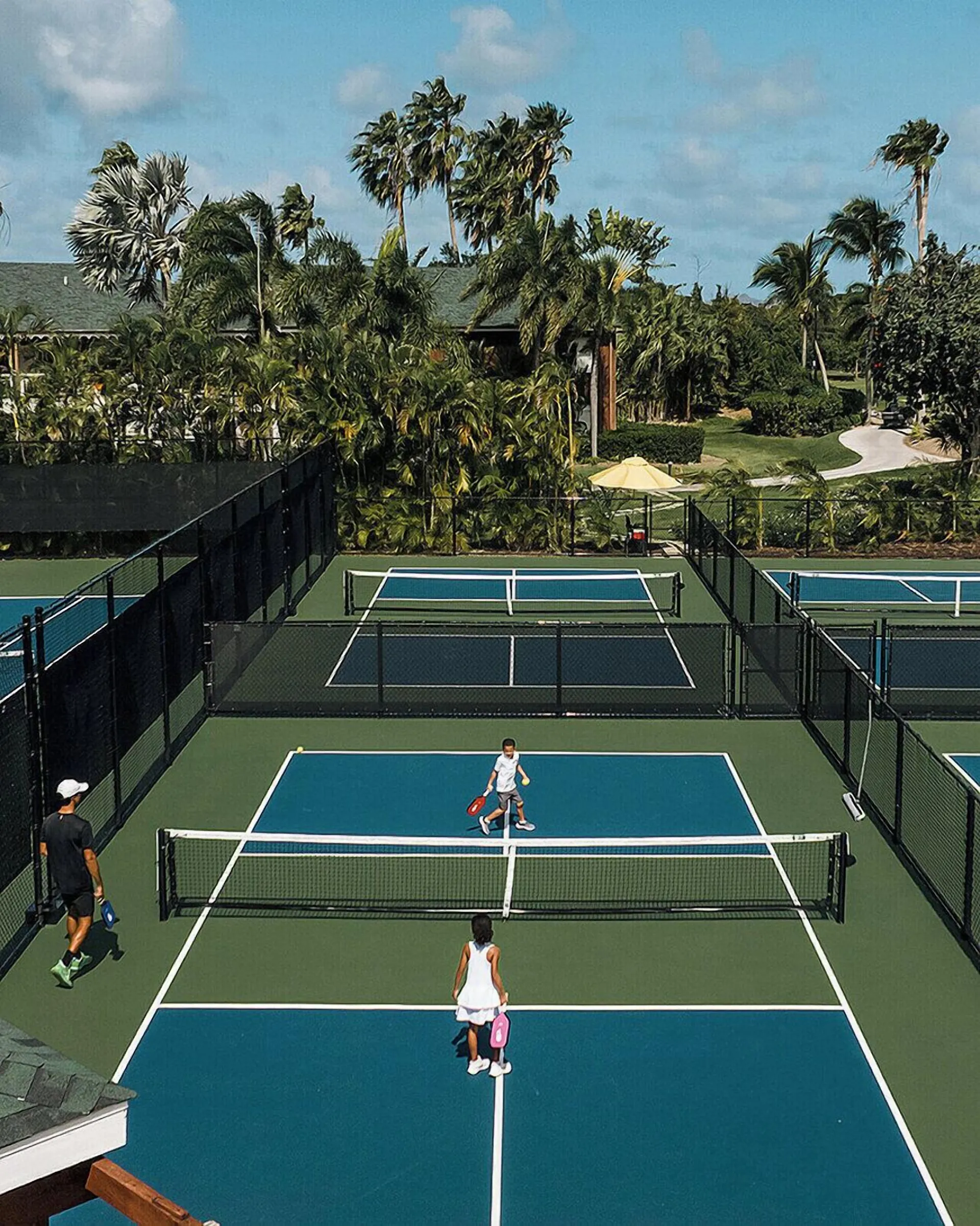 Tenis courts and mountains